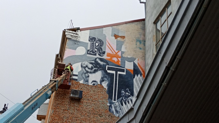 В Омске уничтожили трёхэтажные граффити нижегородского художника Васи Басё