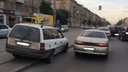 Две иномарки столкнулись на проспекте Дзержинского и заблокировали движение трамваев