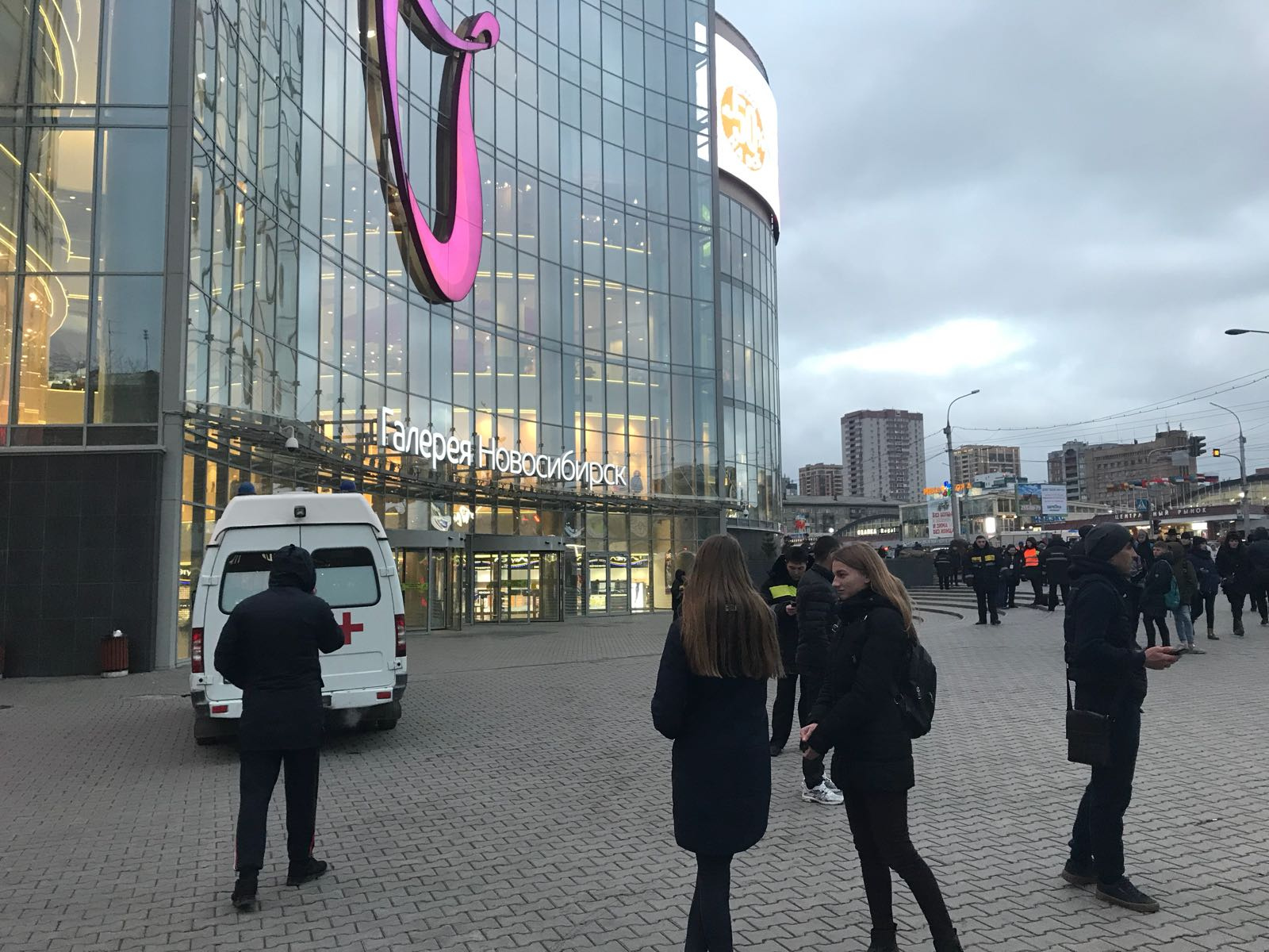 В «Галерее Новосибирск» все разошлись, но оцепление осталось В «Галерее Новосибирск» все разошлись, но оцепление осталось