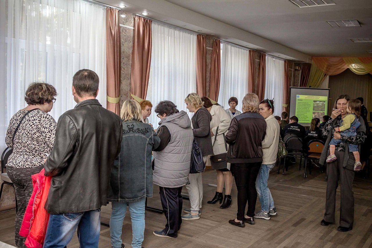 Родители оставили в школьной столовой пустые тарелки, как каждый день делают их дети Родители оставили в школьной столовой пустые тарелки, как каждый день делают их дети