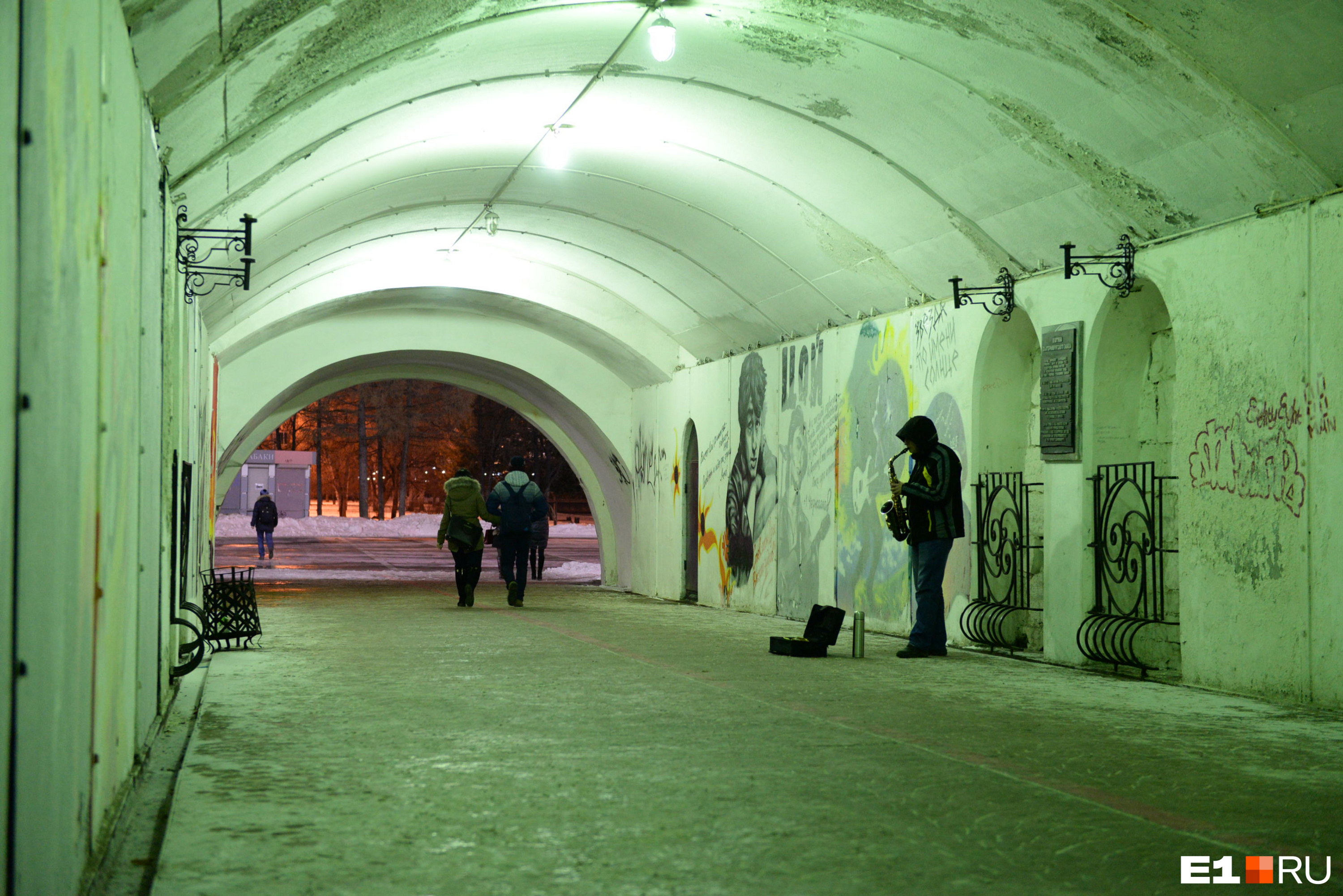 Переходы екатеринбург. Подземный переход на Плотинке Екатеринбург. Плотинка переход Цоя. Подземный переход центр города Екатеринбург в.Цой. Екатеринбург переход Цоя фото.