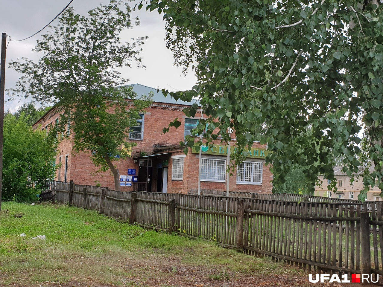 Здание администрации Калинников спрятано под сенью деревьев Здание администрации Калинников спрятано под сенью деревьев