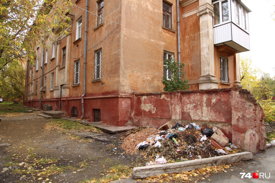 Липецкая, 16а. Контейнеры пустые, зато на въезде во двор куча мусора. И кого в этом винить? Липецкая, 16а. Контейнеры пустые, зато на въезде во двор куча мусора. И кого в этом винить?