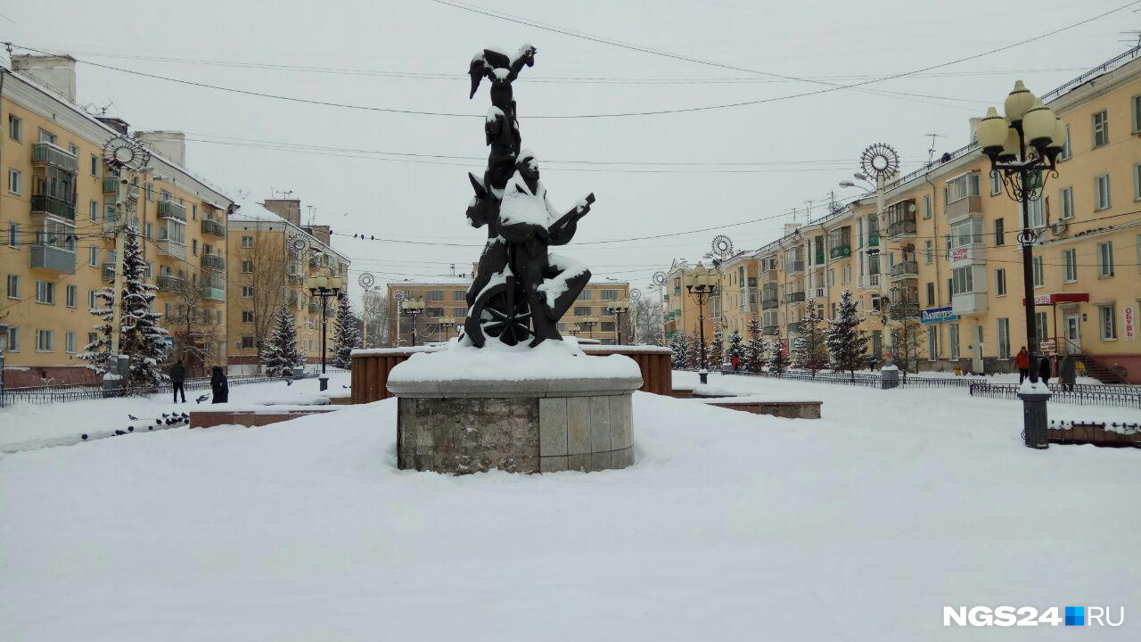 Полностью заваленный снегом памятник Бременским музыкантам
