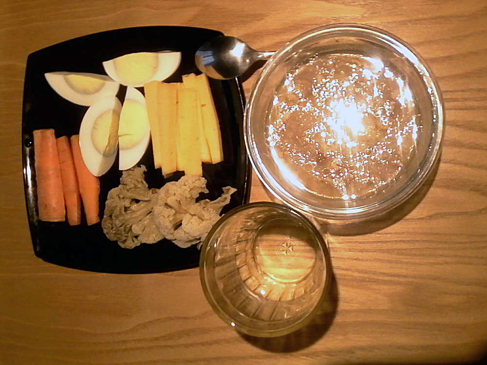 Один из завтраков Севы Мокина во время эксперимента: каша с семенами, сырая морковь, варёное яйцо, сыр, яблоко, остатки цветной капусты
