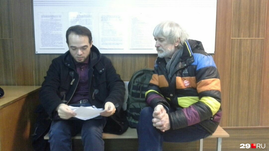 Анатолий Казиханов и его защитник Алексей Куроптев перед заседанием 