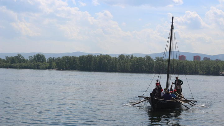 Шесть человек решили проплыть по Енисею из Красноярска на казачьей лодке образца XV века