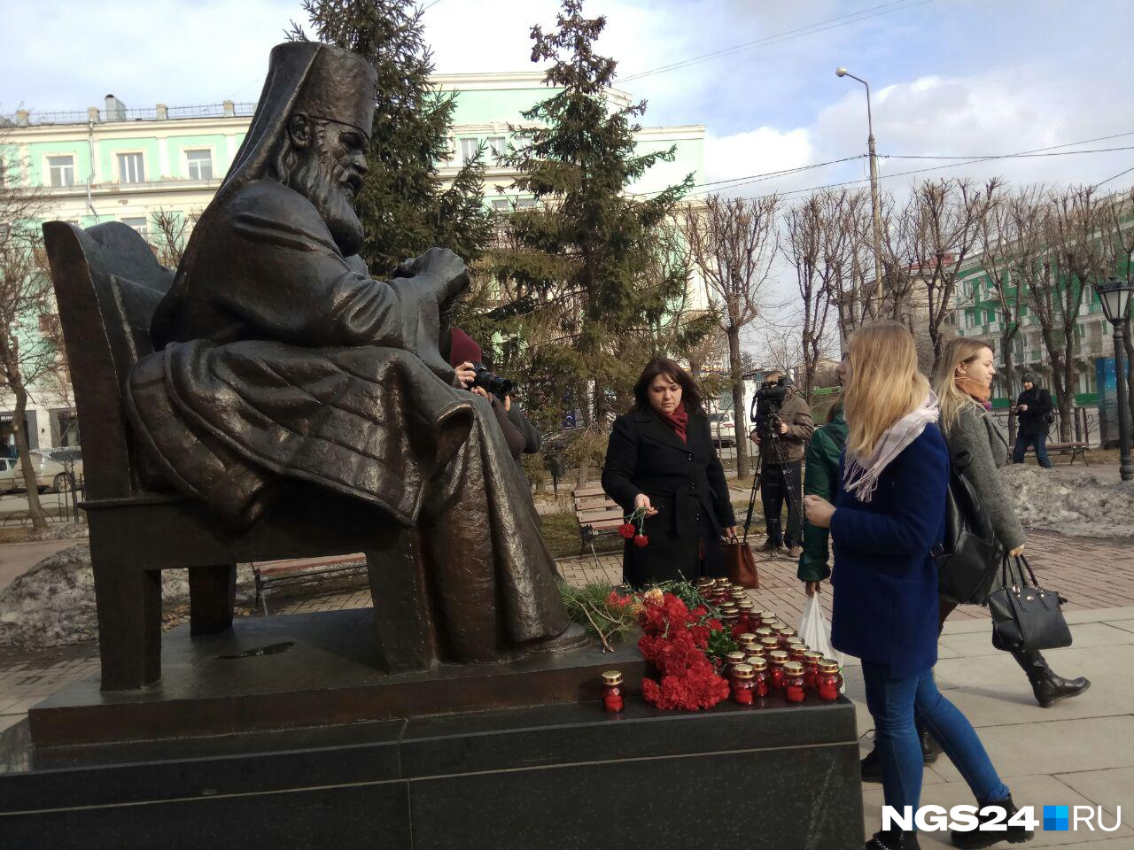 У памятника стояли аккуратно расставленные свечки У памятника стояли аккуратно расставленные свечки