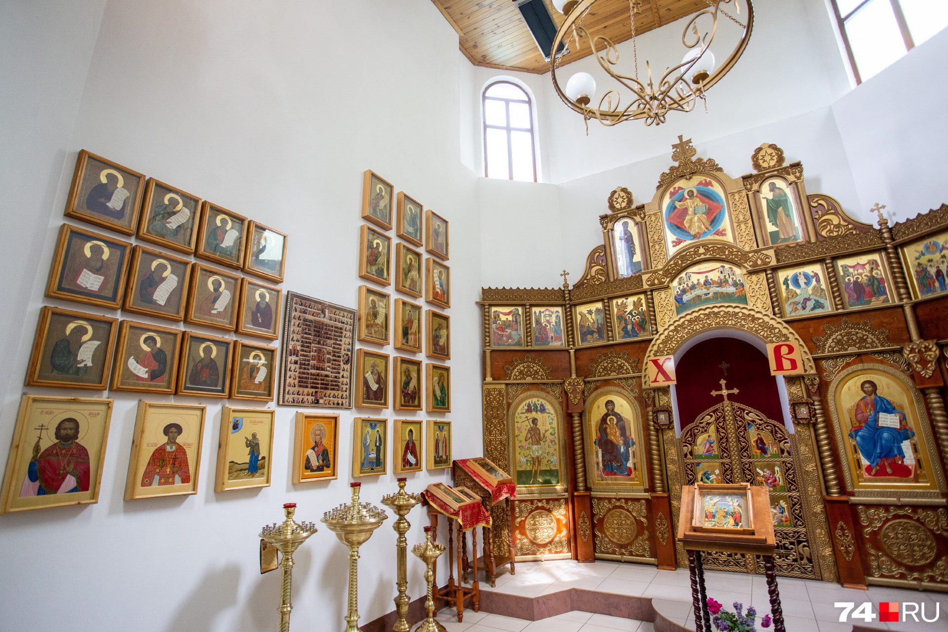На иконы и церковную утварь жертвовали прихожане из Тарасовки и Соловьиной рощи