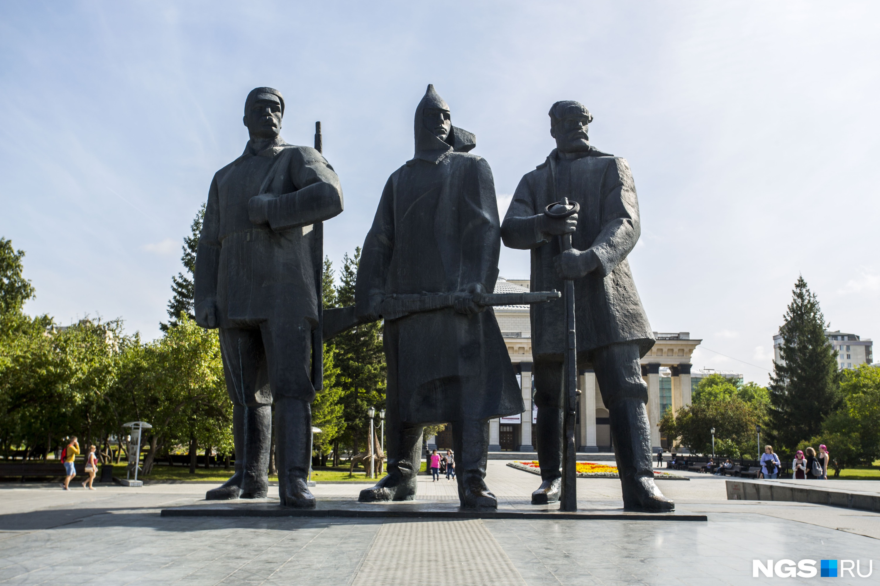 Памятники в новосибирске. Памятник на площади Ленина Новосибирск. Памятник Ленину в Новосибирске на площади Ленина. Ленин Новосибирск памятник в центре. Площадь Ленина Новосибирск скульптурная композиция.