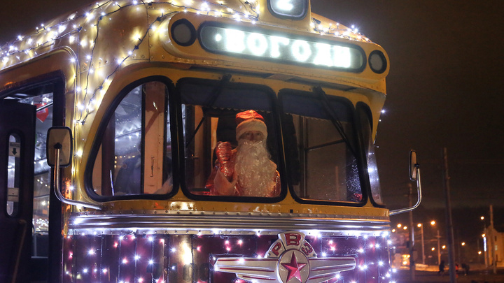 В Нижнем Новгороде начали курсировать новогодние трамваи с Дедами Морозами и Снегурочками