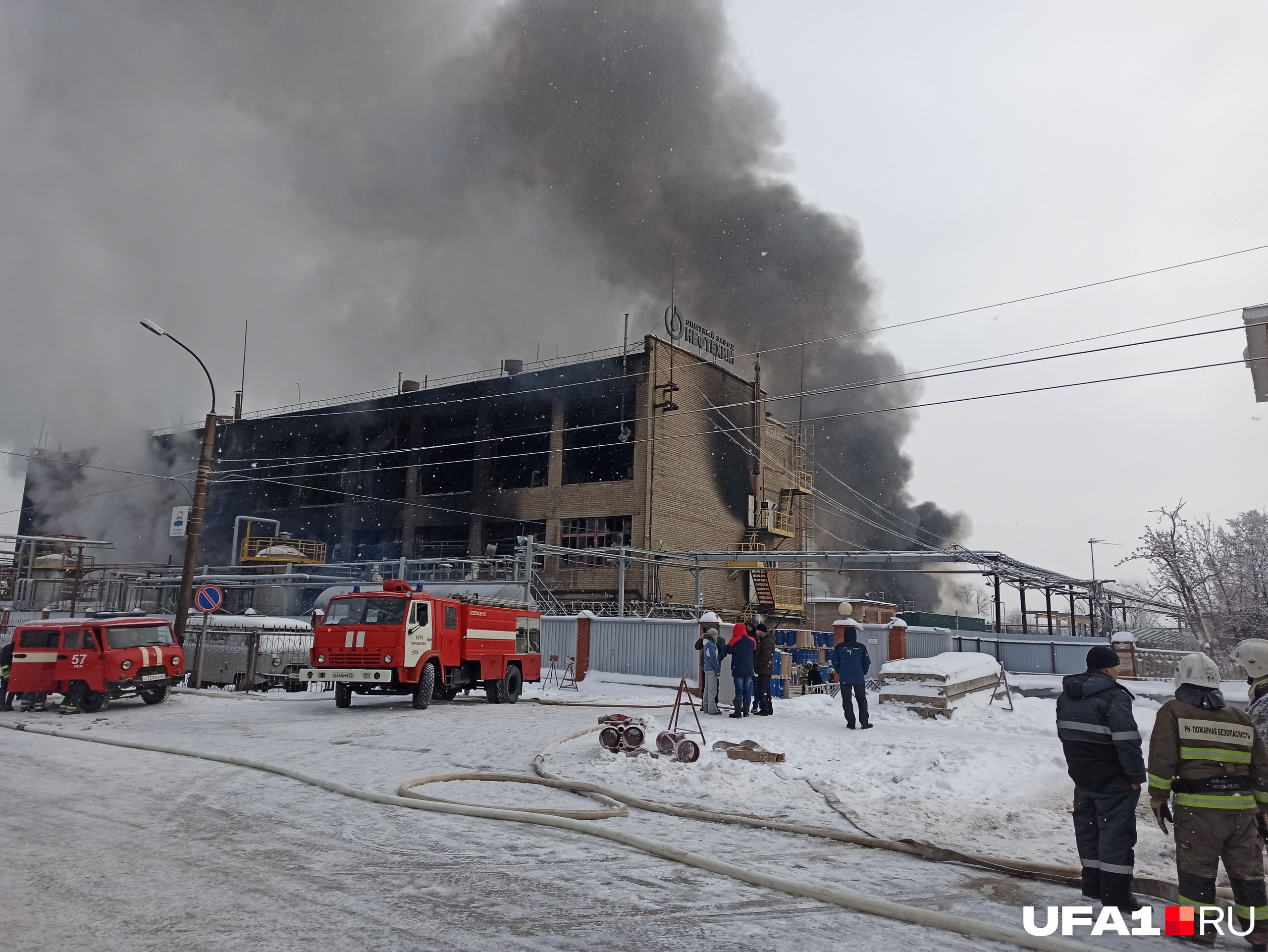 Буря в уфе сегодня. Уфа пожар Нефтехим. Завод Нефтехим Уфа. Пожар на НПЗ В Уфе. Завод Нефтехим Уфа крупный пожар.