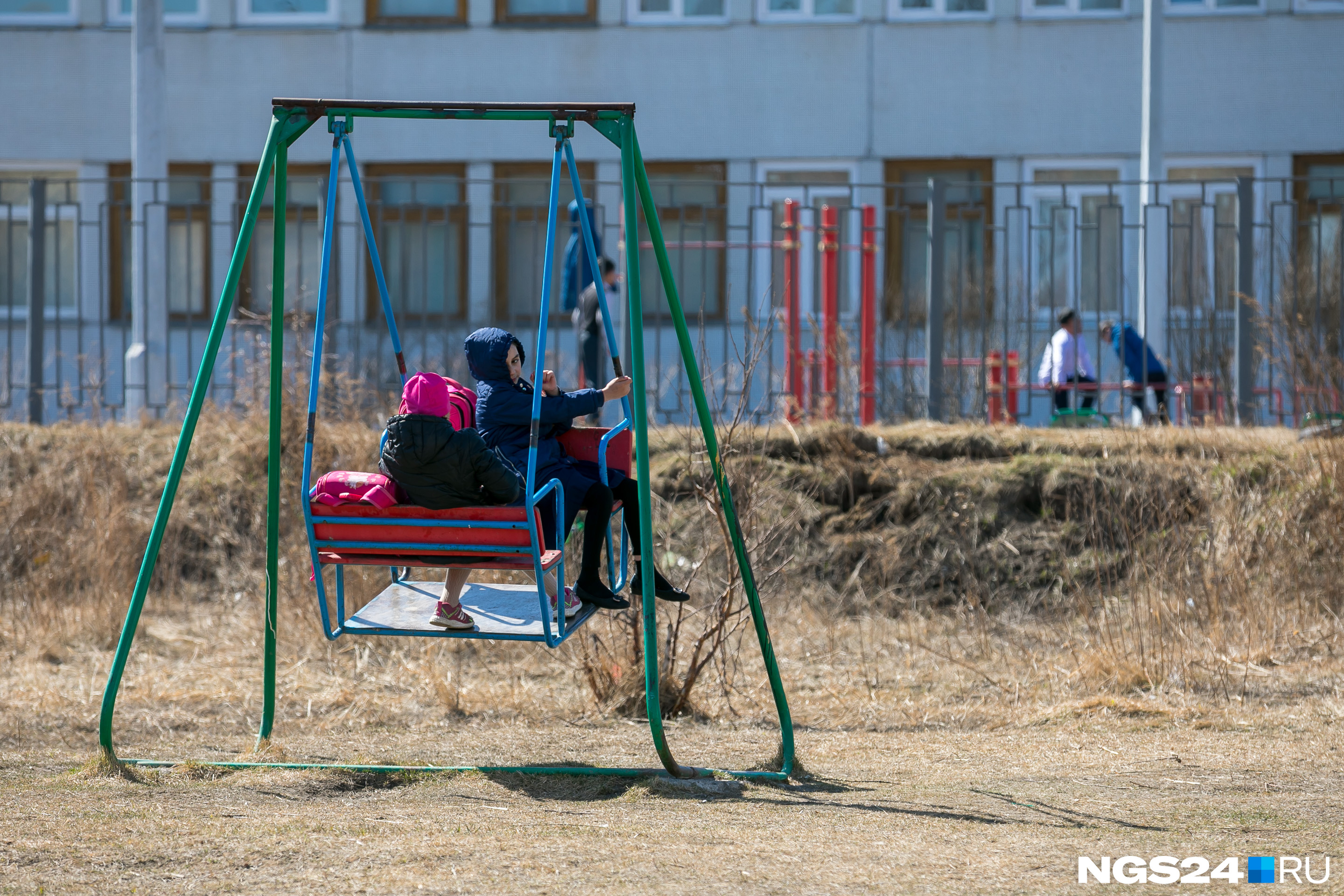 В отличие от новостроек в тех же «Водниках», двор тут не благоустроен. Качели, металлическая лестница и песочница — вот и все убранство В отличие от новостроек в тех же «Водниках», двор тут не благоустроен. Качели, металлическая лестница и песочница — вот и все убранство