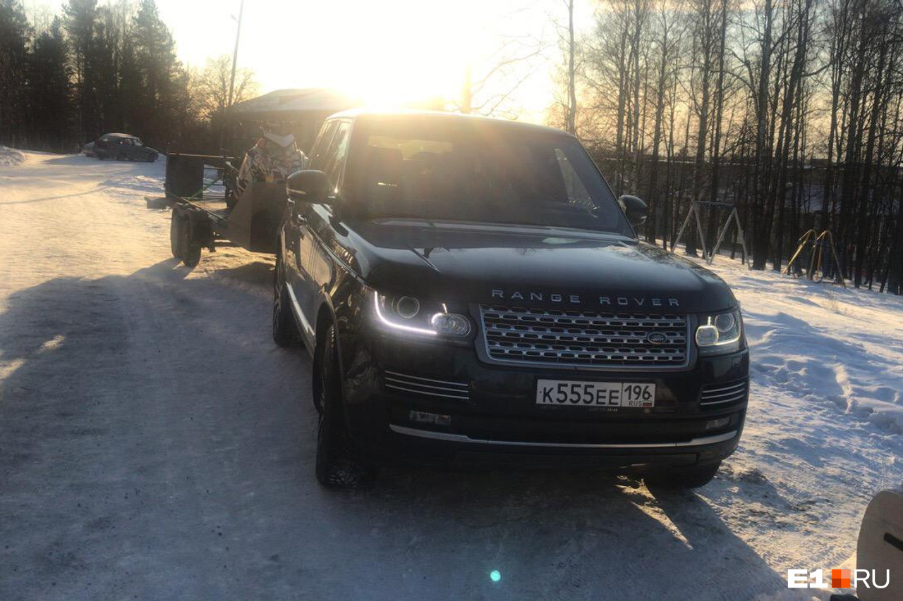 С охраняемого паркинга на Уктусе угнали Range Rover с блатными номерами 24  декабря 2019 года - 27 декабря 2019 - Е1.ру