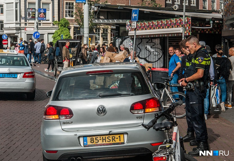 Бросать автомобиль где попало значит связаться с голландскими рейнджерами на скутерах, которые выписывают штрафы, доходящие иногда до 300 евро