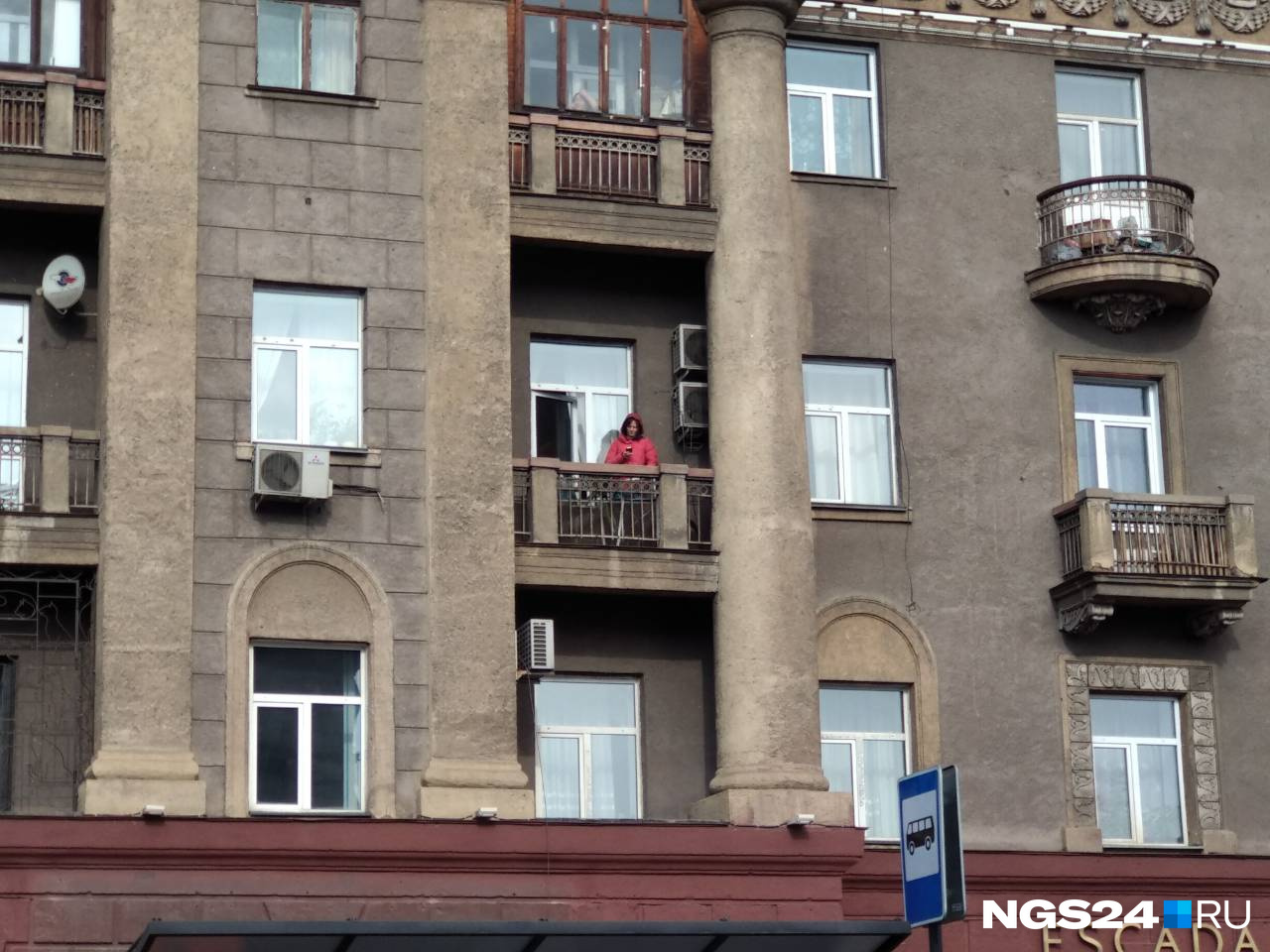 Некоторые наблюдают за ходом мероприятия с балкона Некоторые наблюдают за ходом мероприятия с балкона
