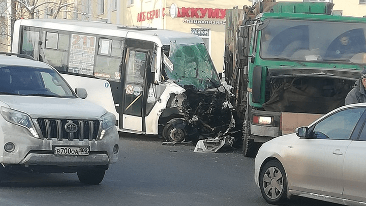 Пассажирский автобус в Уфе протаранил грузовик, последствия аварии очевидцы сняли на видео