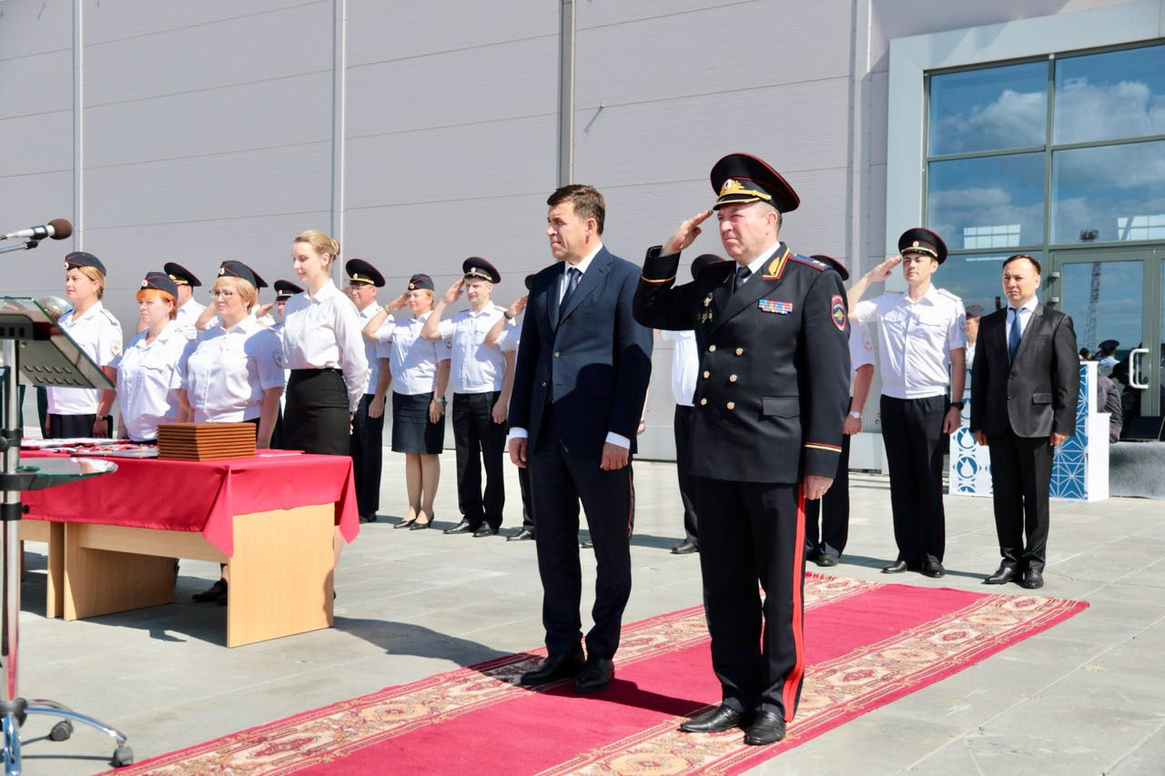 Евгений Куйвашев вручал благодарственные письма вместе с главой областного главка генералом Михаилом Бородиным