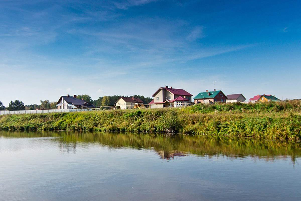 Вид на коттеджный поселок «Бобры» с берега реки Бобровки