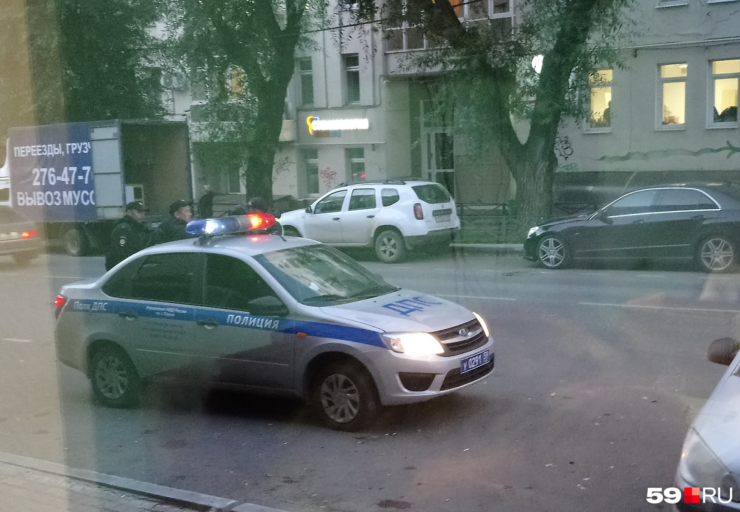 Машина ДПС у штаба пермских навальнистов