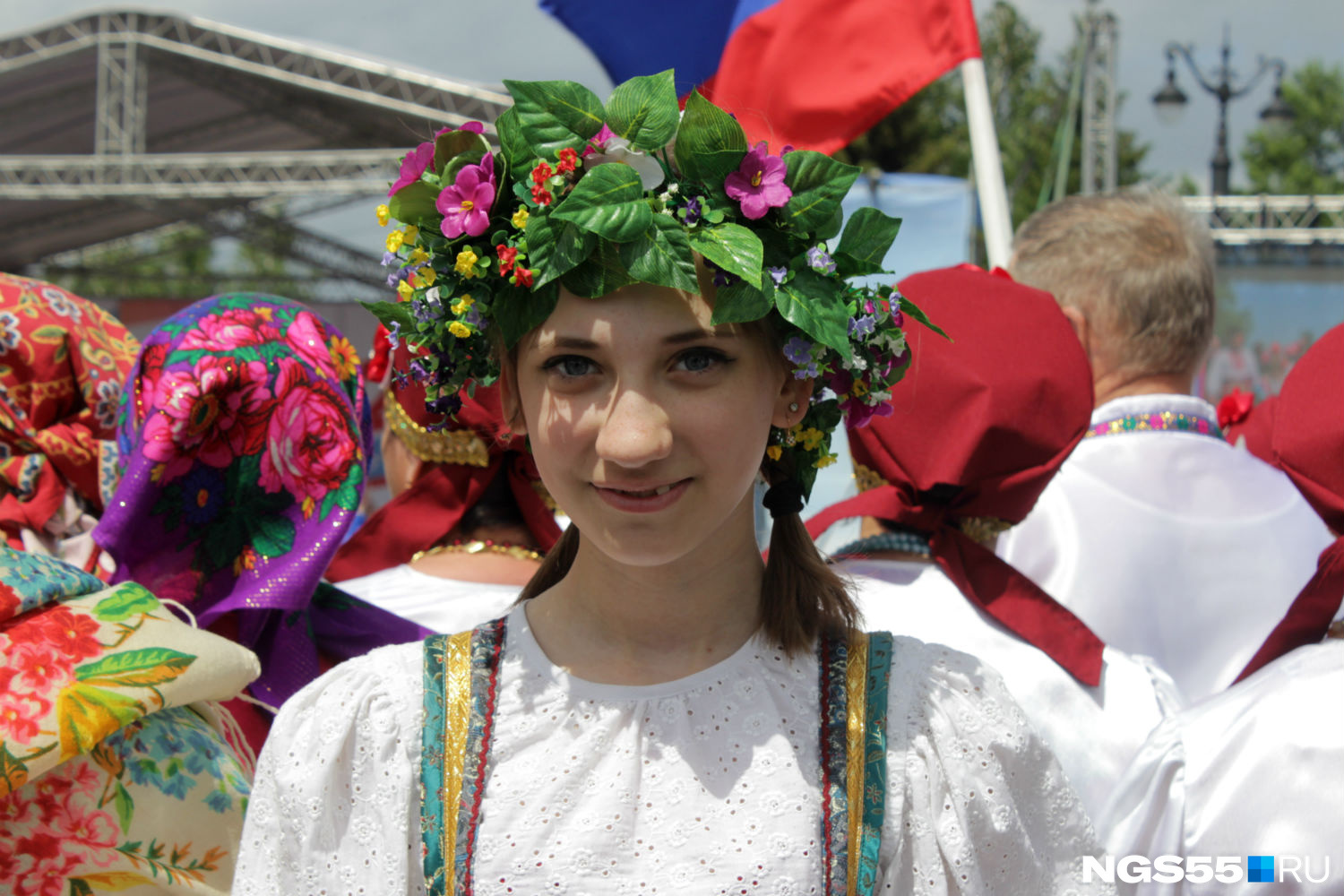 Казахи армяне. Саранск шествие в национальных костюмах.