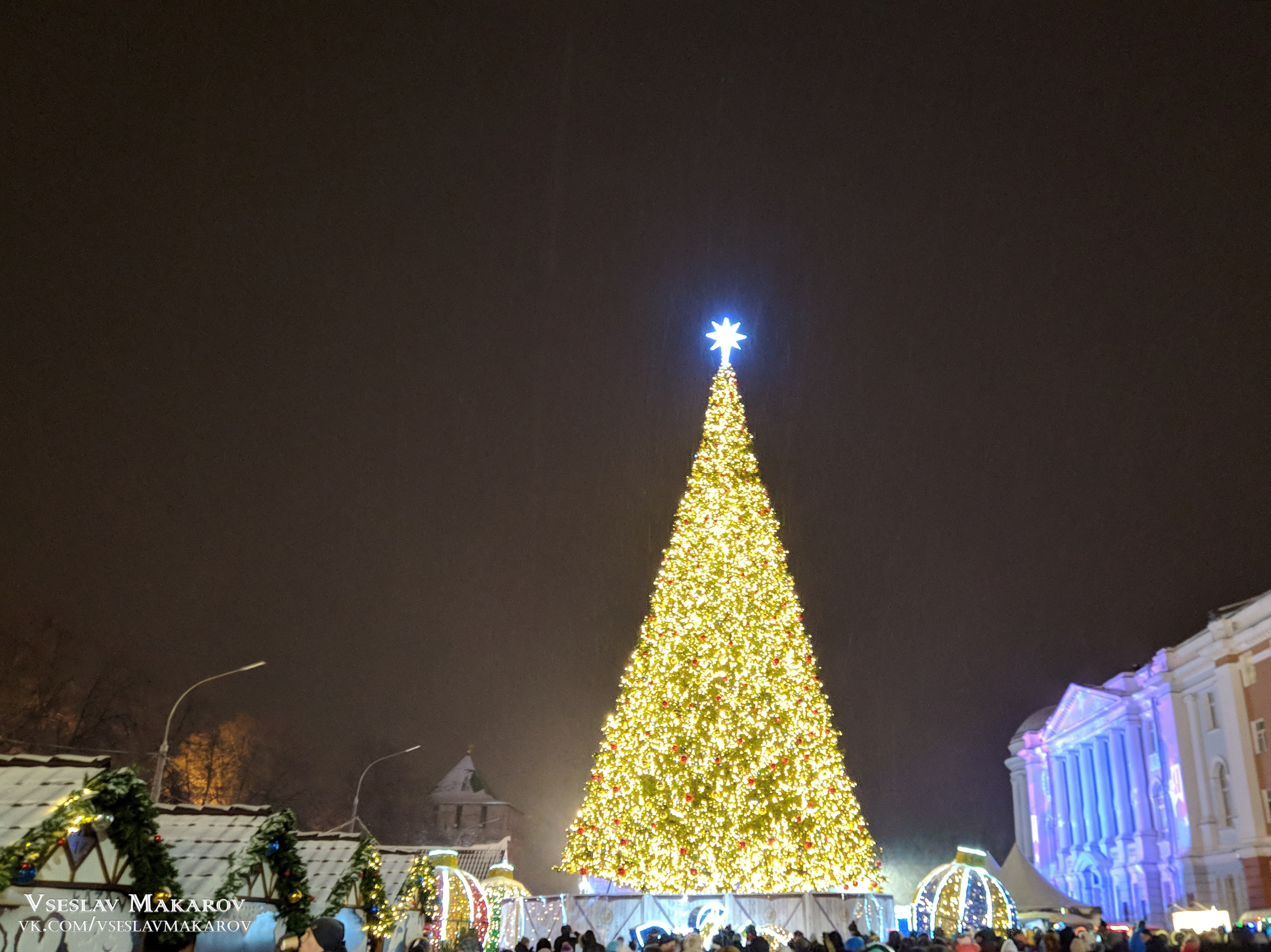 Новогодняя ночь в новгороде. Нижний Новгород площадь Минина елка. Горьковская елка на площади Минина. Нижний Новгород елка на Минина. Елка на Минина 2020 Нижний Новгород.