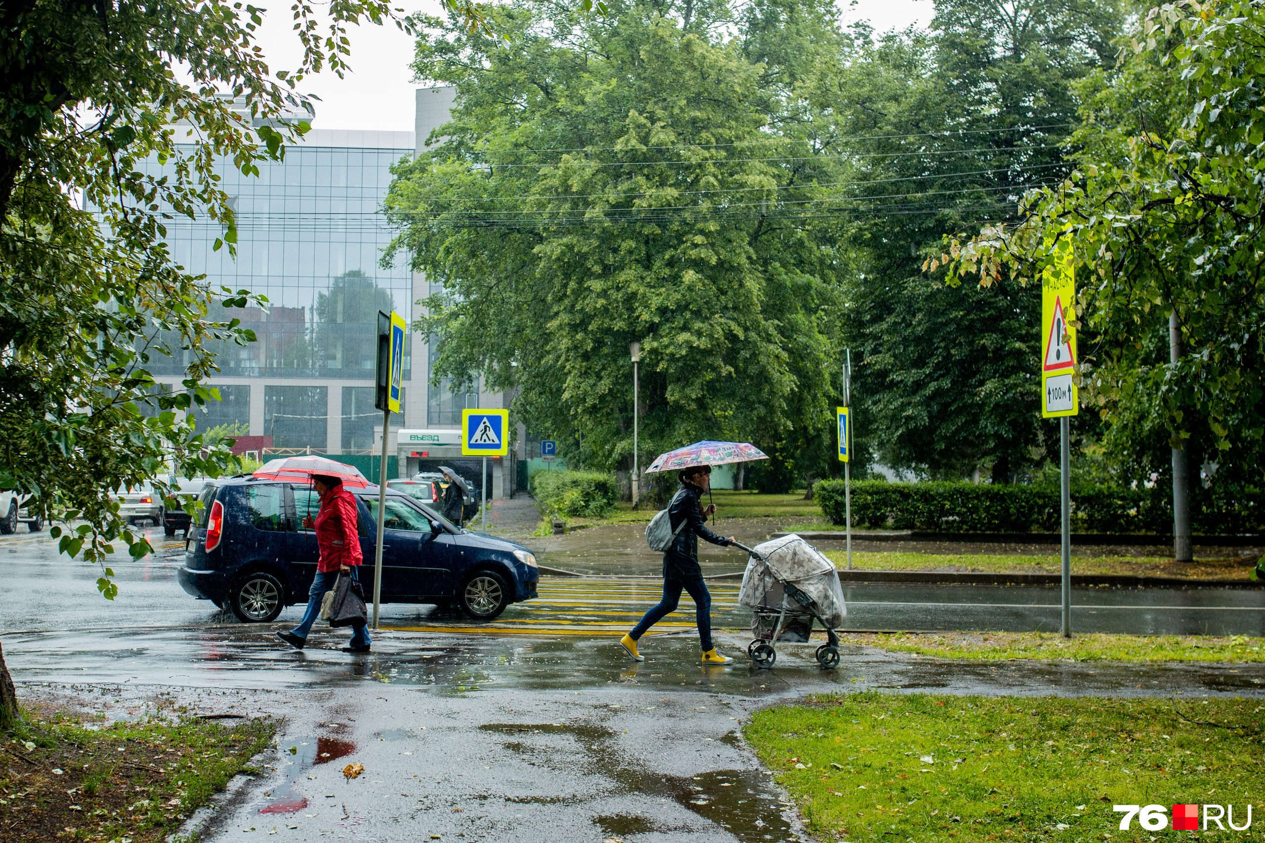 Когда будет дождь в ярославле. Ярославль дождь. Дождь в городе. Июль дождь. Непогода фото.