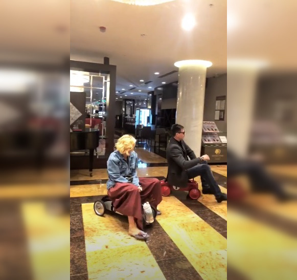 В свободное от концерта время Полина Гагарина каталась на детском велосипеде в одном из отелей Тюмени В свободное от концерта время Полина Гагарина каталась на детском велосипеде в одном из отелей Тюмени