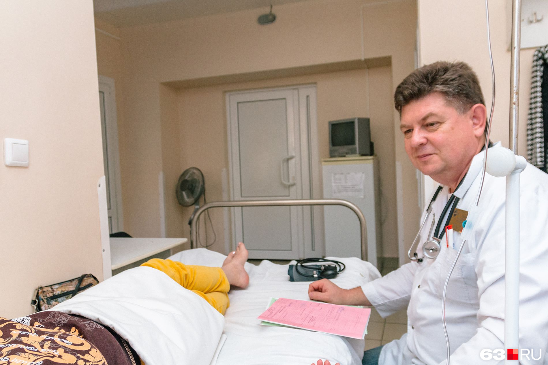 Фонендоскоп — главное оружие кардиолога. Без него Алексей Чернышев к пациентам не ходит. 