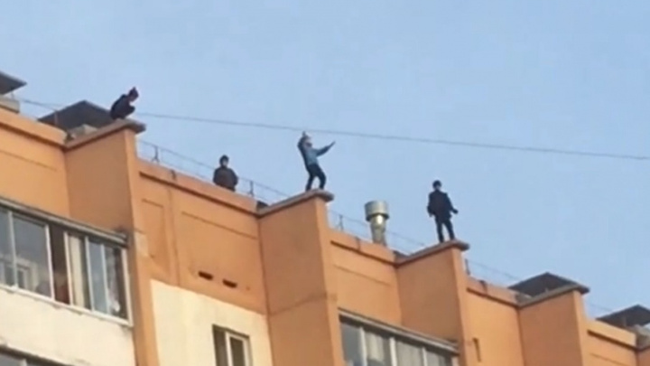 Челябинцев шокировали дети, скачущие на краю десятиэтажки Минобороны