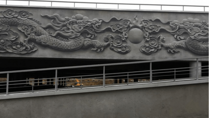 Выглядит как барельеф: на «Таганском ряду» художники нарисовали девять китайских драконов