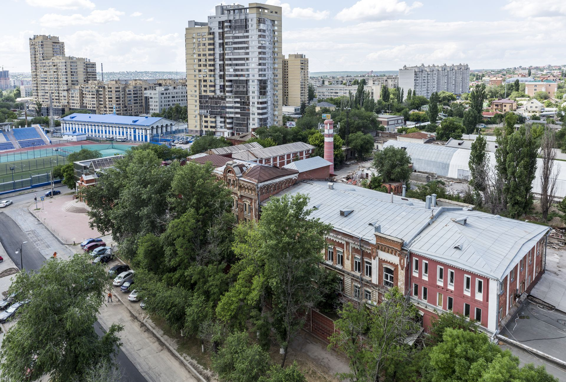 Центральный районный волгограда. Волгоградский ликеро водочный завод. Ликероводочный завод в Волгограде. Улица Пархоменко Волгоград бывшего ликеро-водочного завод. Волгоград Центральный район 2000.