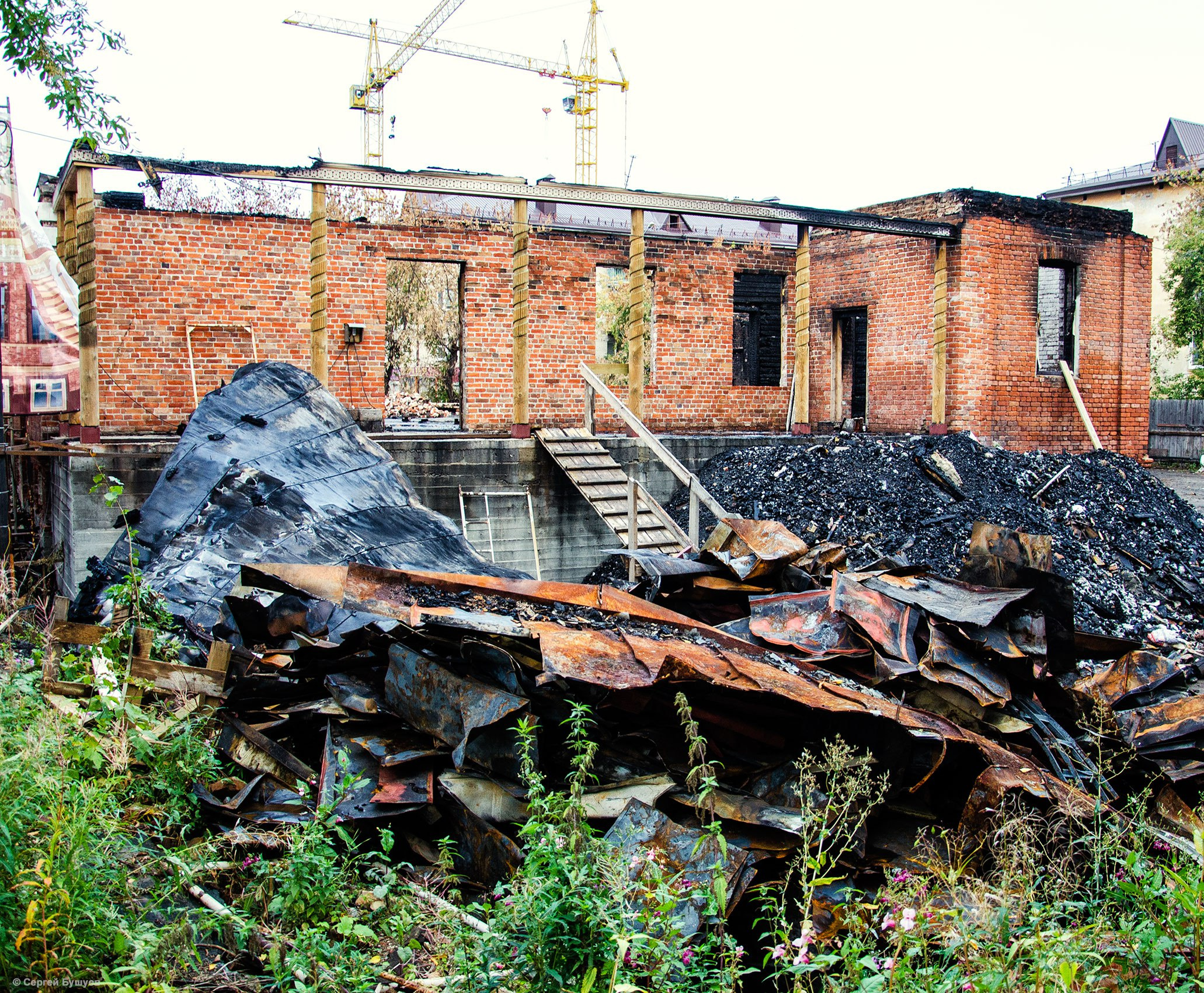Пепелище памятника архитектуры на Осипенко, 31. Дом после случившегося обещали восстановить, но не сказали, в какие именно сроки