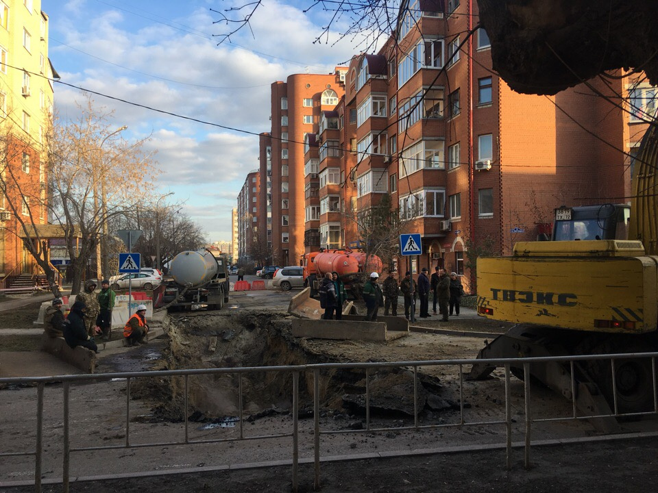 Людей сюда не подпускают, рабочие вежливо просят всех зевак обойти участок Людей сюда не подпускают, рабочие вежливо просят всех зевак обойти участок