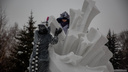 Снежное волшебство: возле Первомайского сквера появились огромные фигуры в память о войне