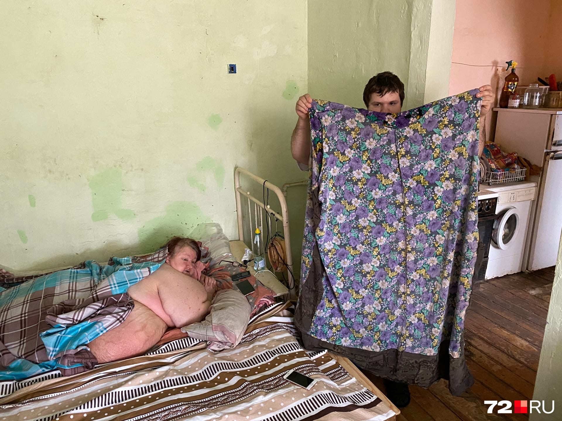 Любовь Михайловна с 24-летним сыном Алексеем. Молодой человек показывает сшитые мамой огромные наряды Любовь Михайловна с 24-летним сыном Алексеем. Молодой человек показывает сшитые мамой огромные наряды