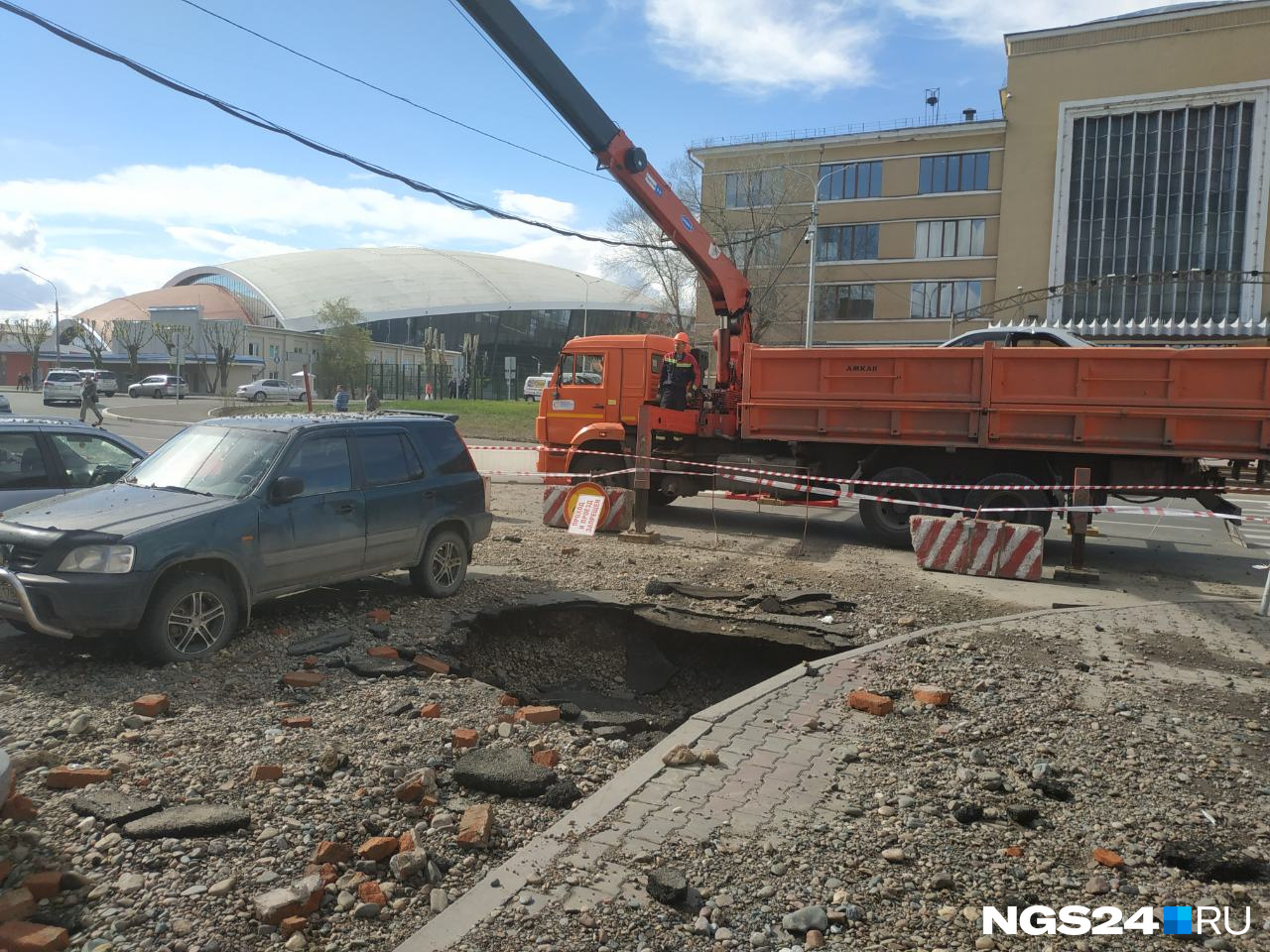 Та самая яма, в которую провалился один из автомобилей Та самая яма, в которую провалился один из автомобилей