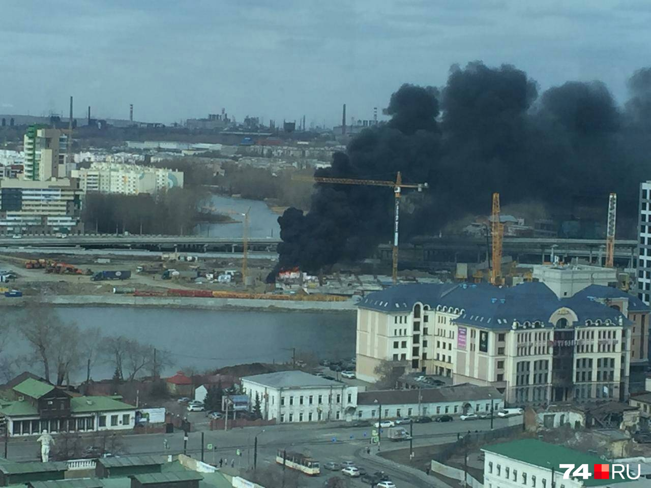 Столб дыма видно издалека Столб дыма видно издалека