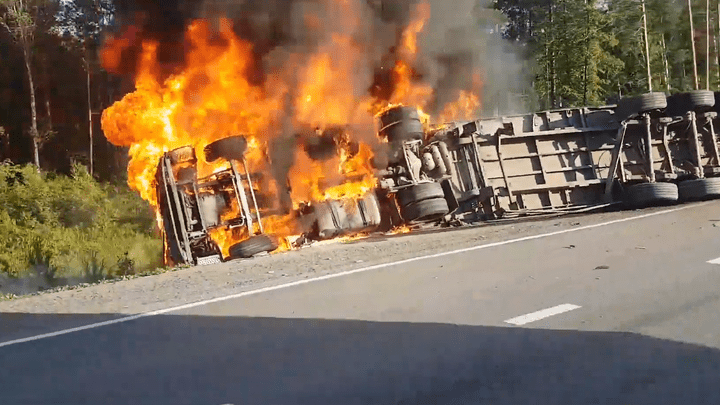 Водитель фуры пытался избежать столкновения: видео того, как на ЕКАД цементовоз влетел в грузовик