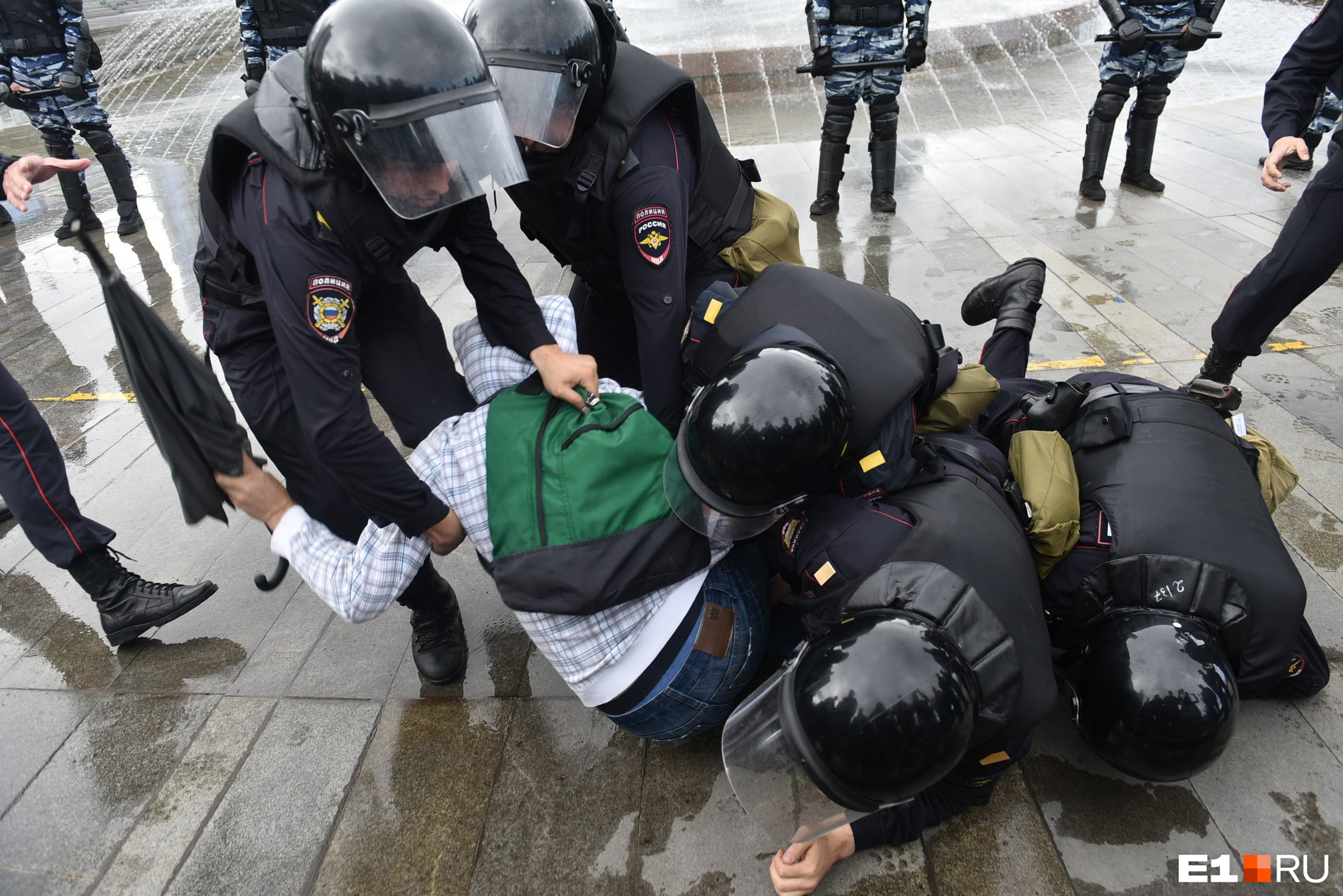 Центр задержали
