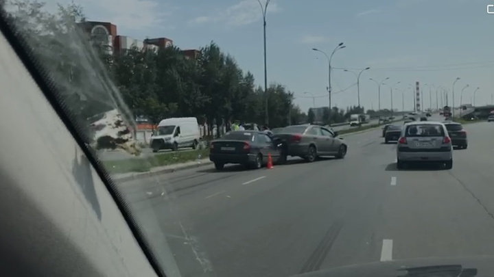 В Екатеринбурге произошла авария с участием четырех машин. Пострадал 13-летний подросток