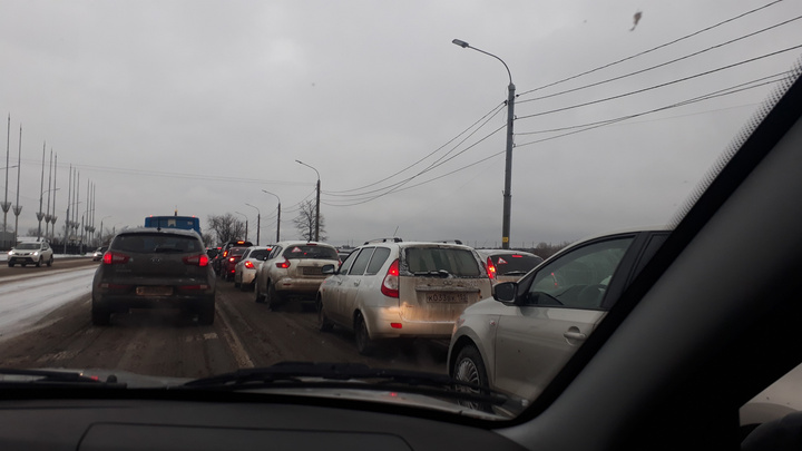 Едем до работы дольше обычного: серьезные пробки и мелкие ДТП затруднили движение в Нижнем Новгороде