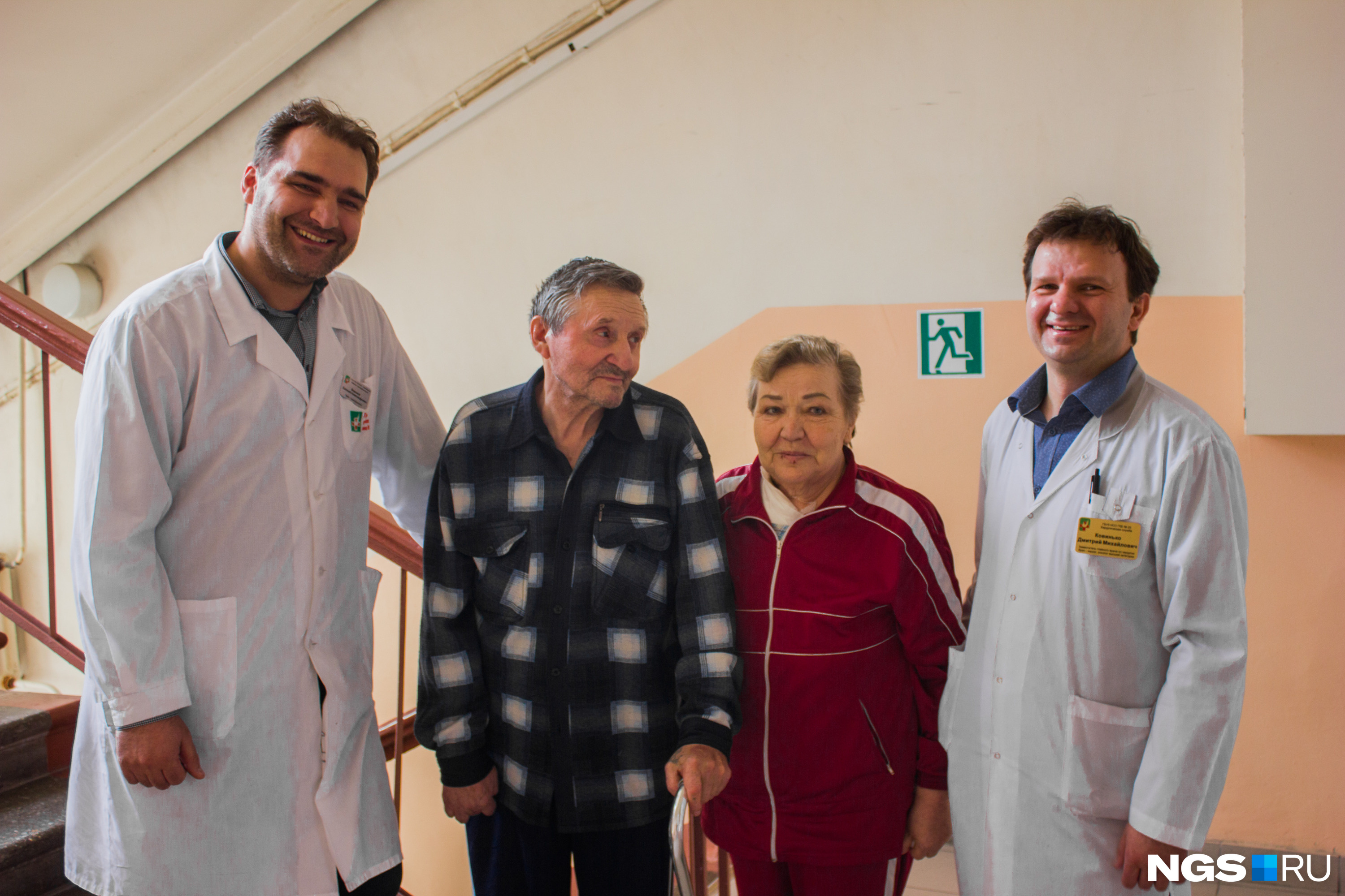 Нина Рогова несколько раз подчеркнула в беседе с НГС, что очень благодарна врачам. Ту роковую фигурку петуха после инцидента ещё не видела, но хочет избавиться от статуэтки. На фото пациенты с трансфузиологом Евгением Вороновым (слева) и хирургом Дмитрием Ковинько