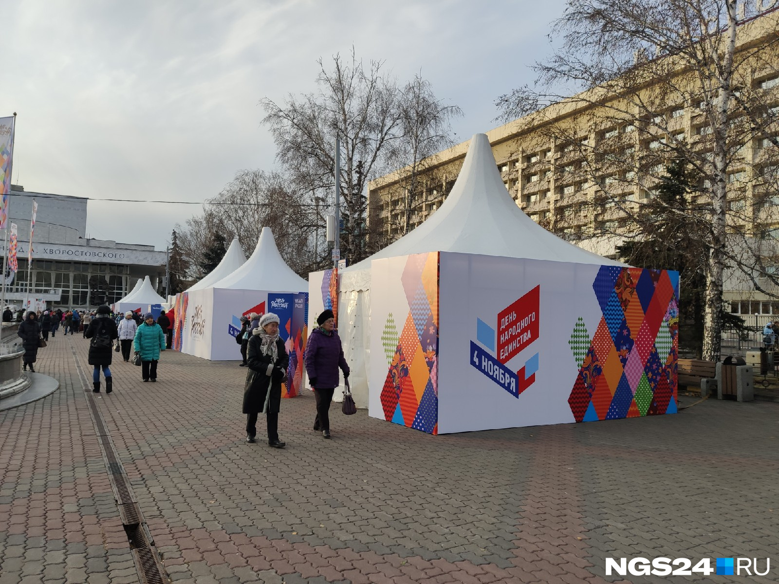 В одном из шатров детям показывали мультики В одном из шатров детям показывали мультики
