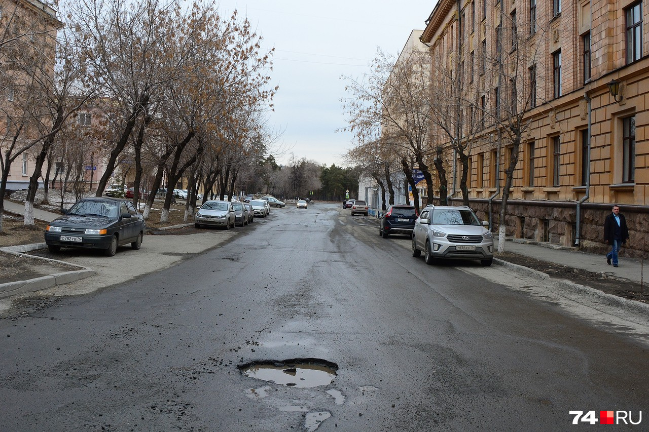 Оставить машину можно на 2-м Институтском переулке, которые ведёт к парку Гагарина