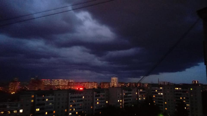 Небо над Екатеринбургом затянули жуткие тучи: подборка эффектных и пугающих снимков