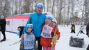 Первые бегут: губернатор, легендарная баба Зоя и <nobr class="_">15 000</nobr> новосибирцев пробежали «Лыжню России»