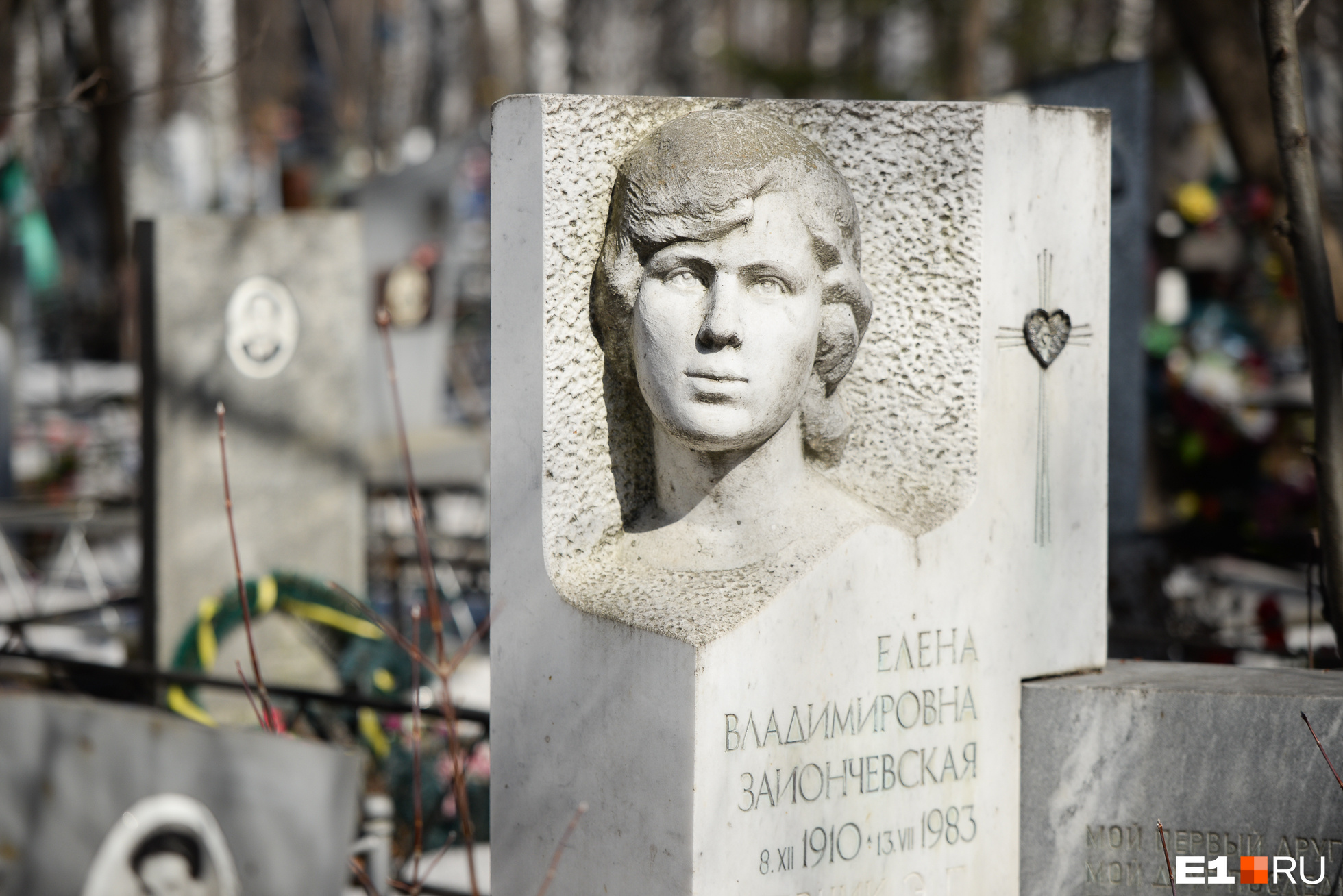 На надгробии — стихи Есенина. Сам памятник из чистого мрамора и стоит больших денег
