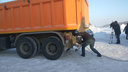 Даже солярка замерзает: дальнобойщик застрял на трассе в 30-градусный мороз