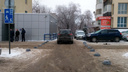 «Ходим почти по машинам»: волгоградские инвалиды споткнулись о стихийную парковку на улице Невской